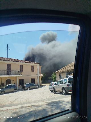 Distrutta dalle fiamme rimessa agricola in via Roma a Martinsicuro